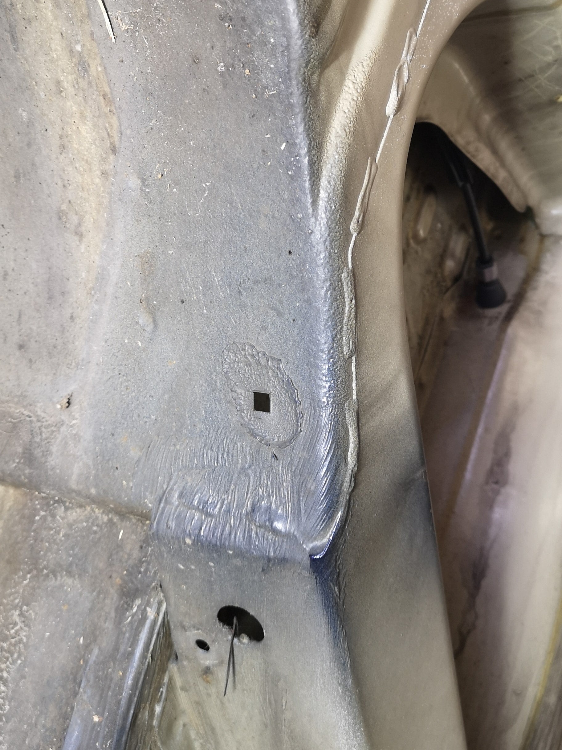 Reperaturka otworu spinki osłon BMW